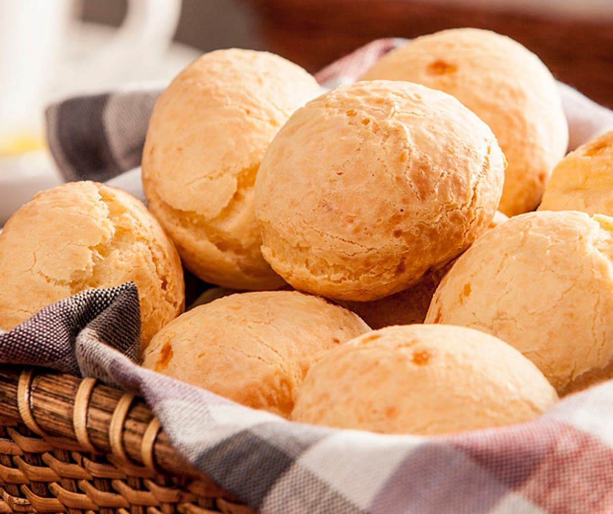 Descubra como preparar pão de queijo com apenas três ingredientes.